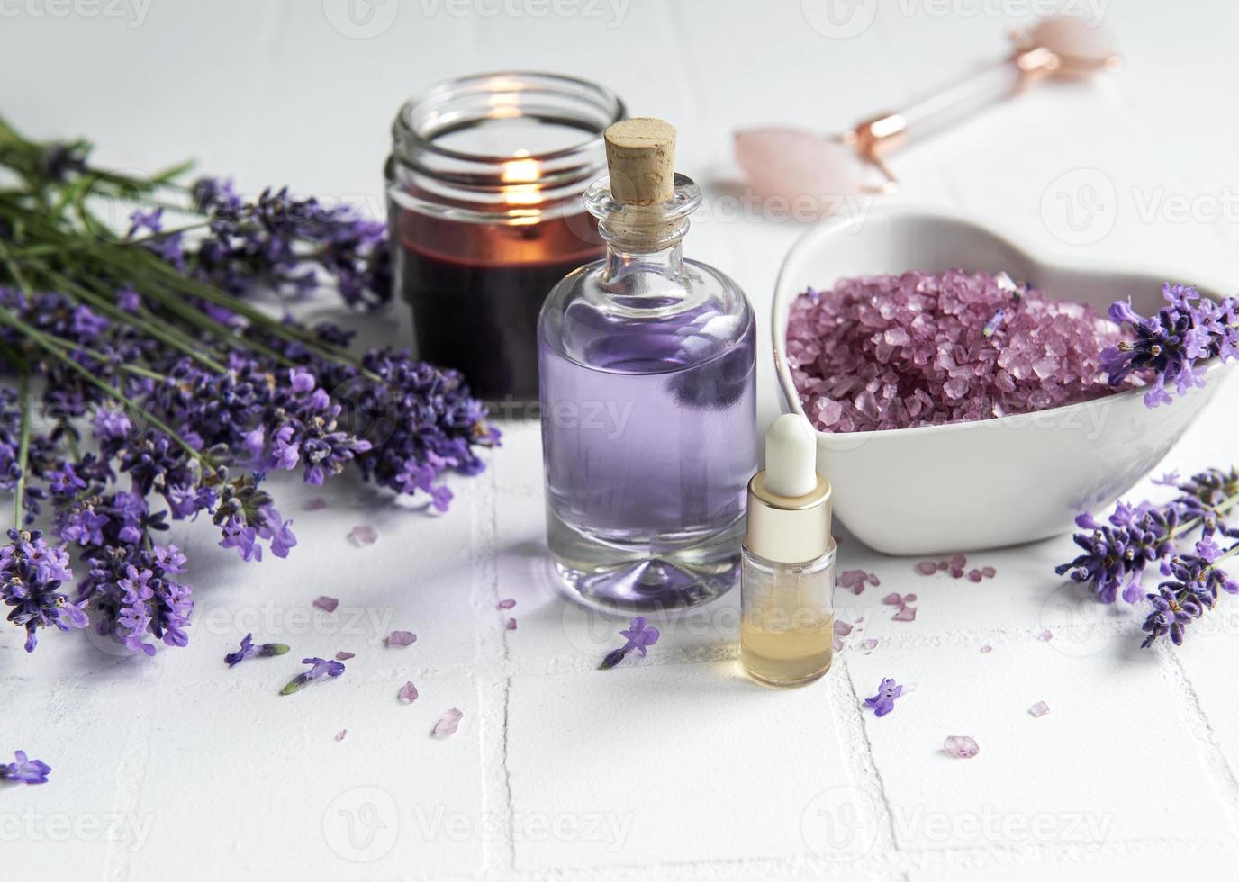 cosmetico alle erbe naturali con fiori di lavanda foto