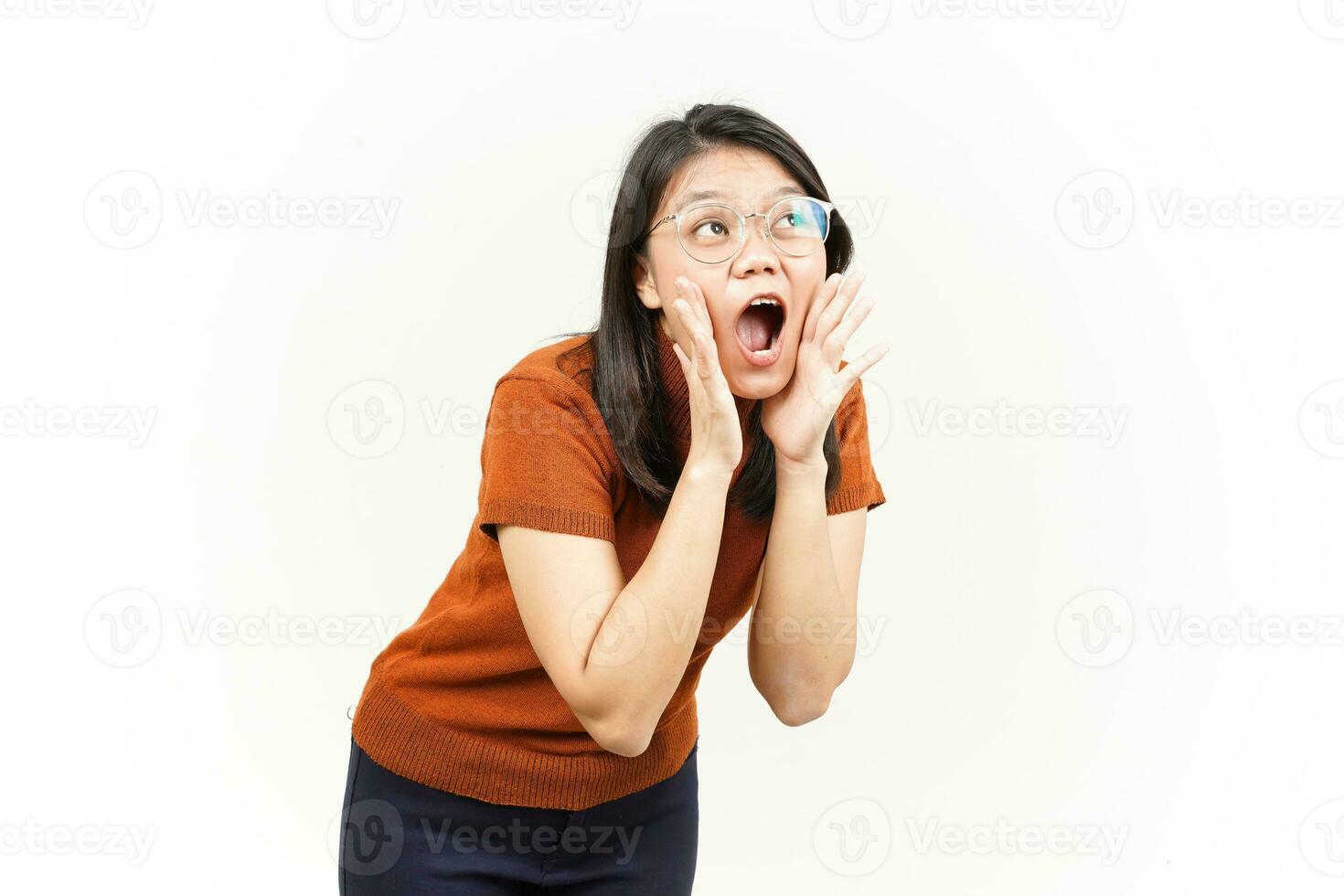 urlando su forte con mani al di sopra di bocca di bellissimo asiatico donna isolato su bianca sfondo foto