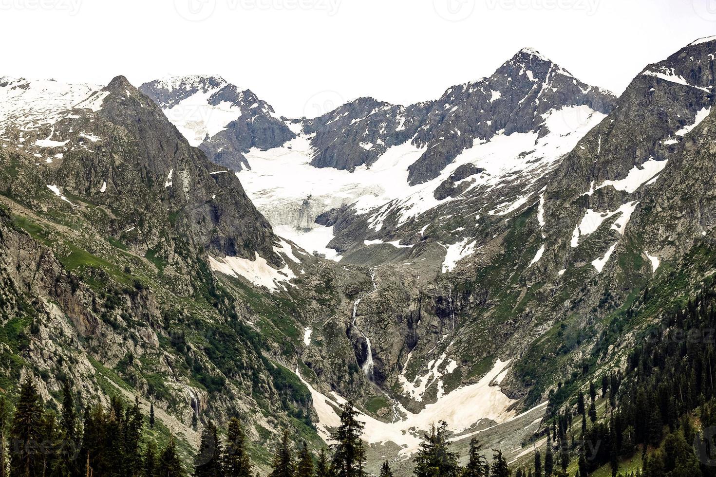 kumrat valley jazz banda bellissimo paesaggio vista sulle montagne foto