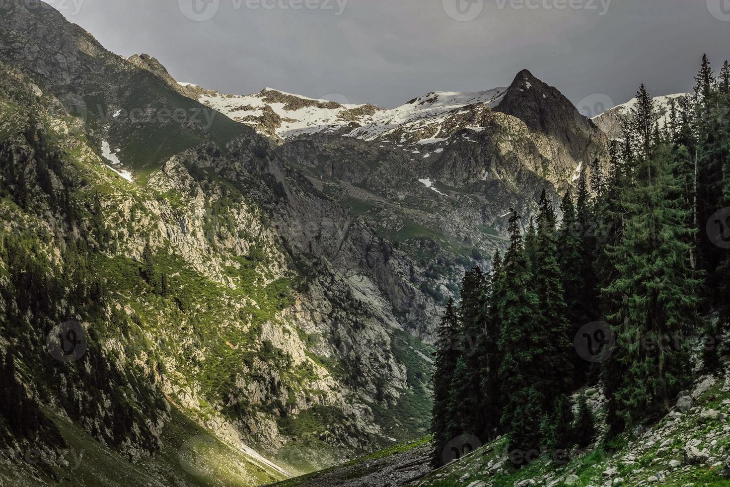 kumrat valley jazz banda bellissimo paesaggio vista sulle montagne foto