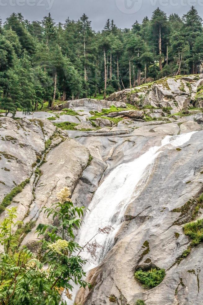 cascata della valle di kumrat bellissimo paesaggio vista sulle montagne foto