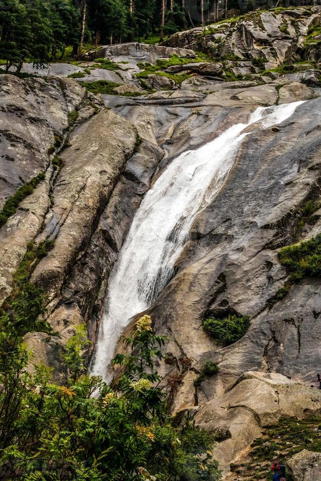 cascata della valle di kumrat bellissimo paesaggio vista sulle montagne foto