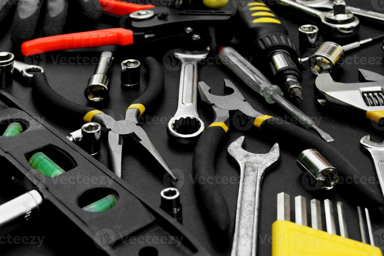molti diverso utensili per riparazione opera su un' nero sfondo. foto