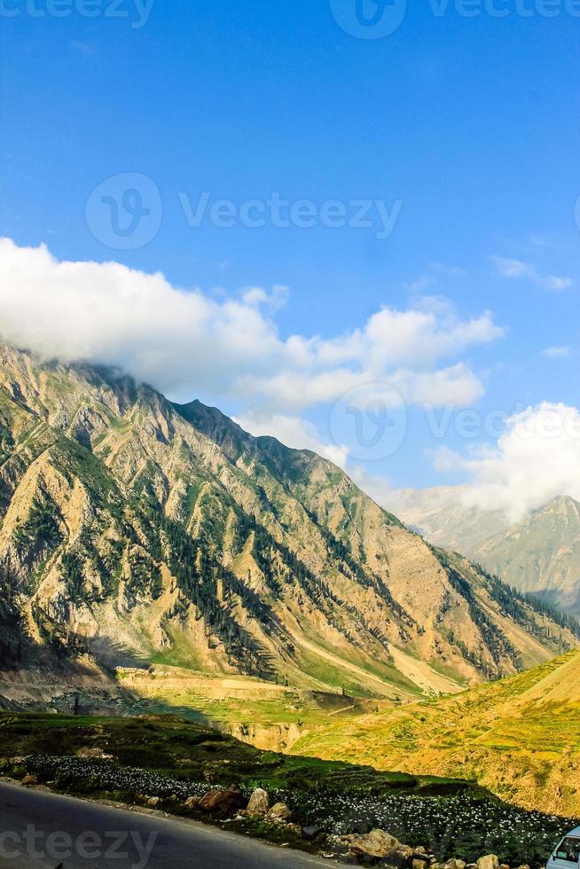 bellissimo paesaggio con vista sulle montagne foto