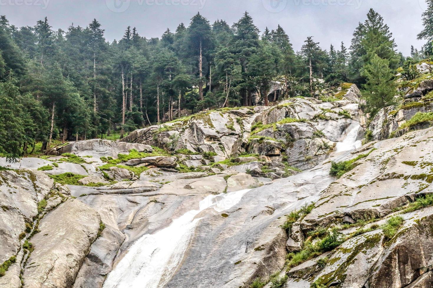 cascata della valle di kumrat bellissimo paesaggio vista sulle montagne foto