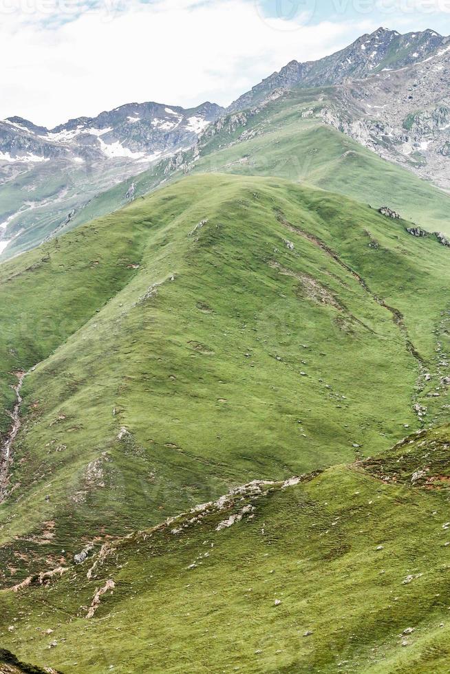 batcondi kumrat valle bellissimo paesaggio vista sulle montagne foto