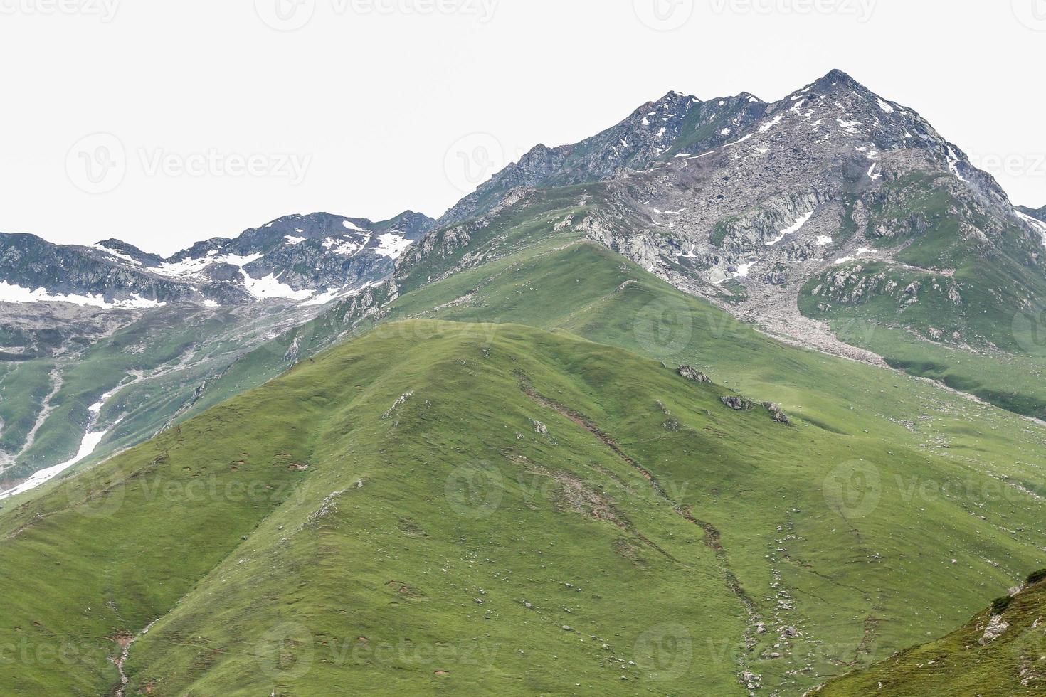 batcondi kumrat valle bellissimo paesaggio vista sulle montagne foto