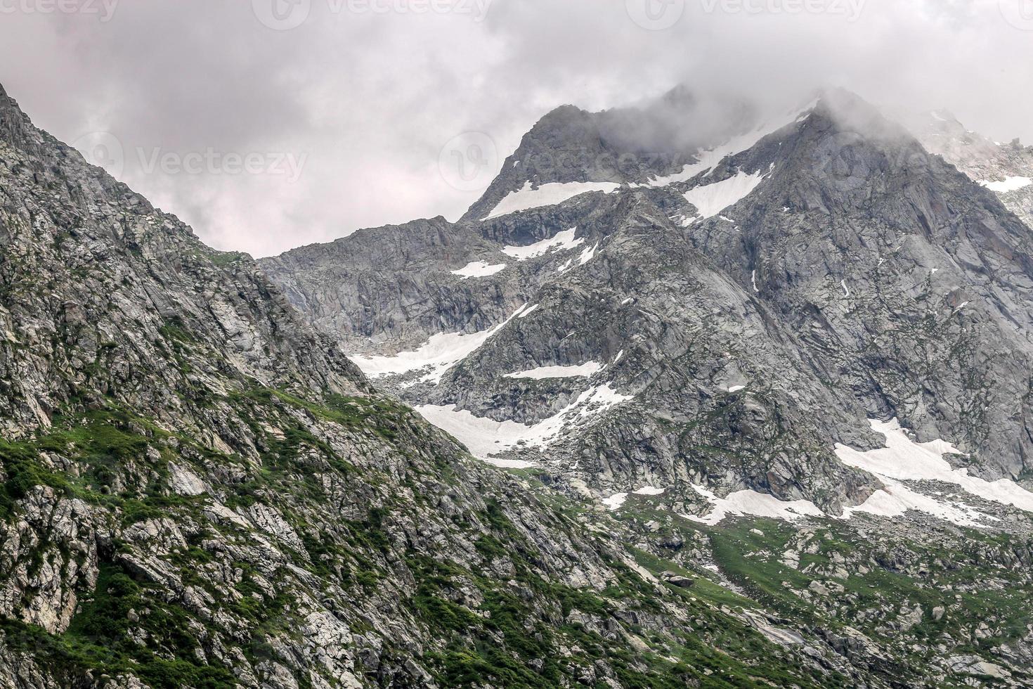 valle di kumrat bellissimo paesaggio vista sulle montagne foto
