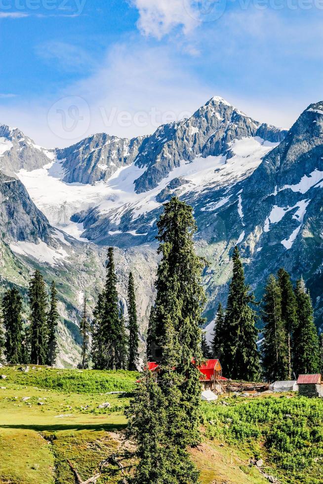 valle di kumrat bellissimo paesaggio vista sulle montagne foto