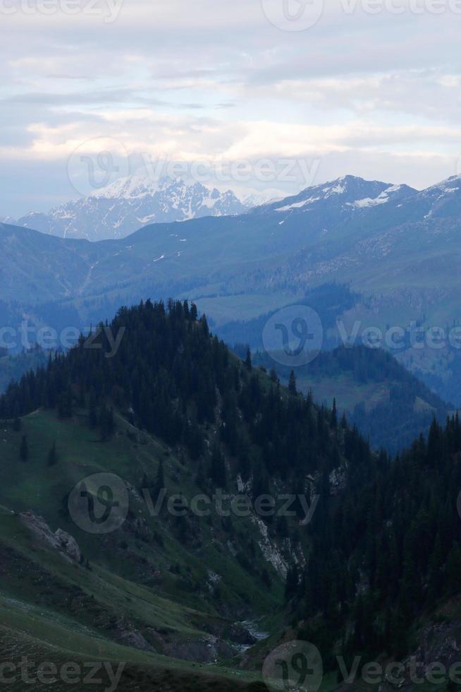 valle di kumrat bellissimo paesaggio vista sulle montagne foto