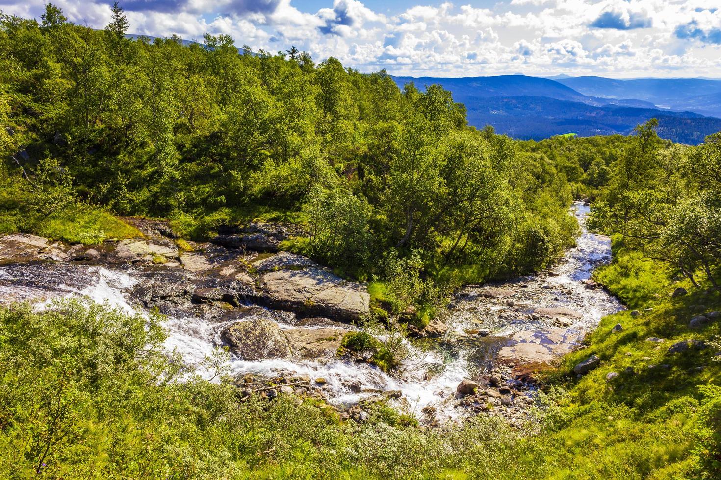 l'acqua corrente di un piccolo bellissimo fiume a cascata, vang, norvegia foto