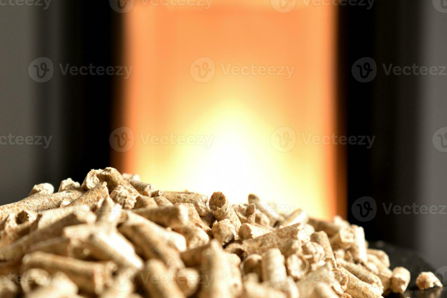 moderno domestico pellet fornello, granuli stufa con fiamme foto
