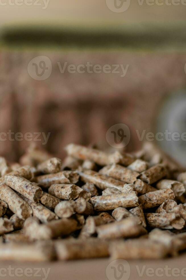 mucchio di pellet con Borsa di granuli nel il sfondo foto