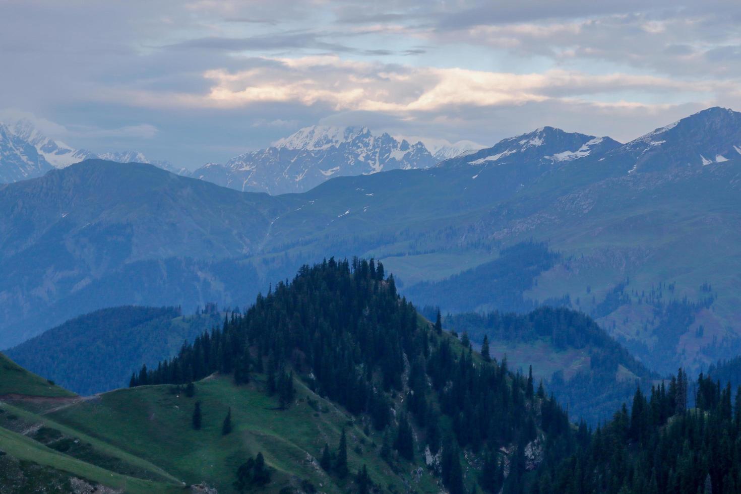 valle di kumrat bellissimo paesaggio vista sulle montagne foto