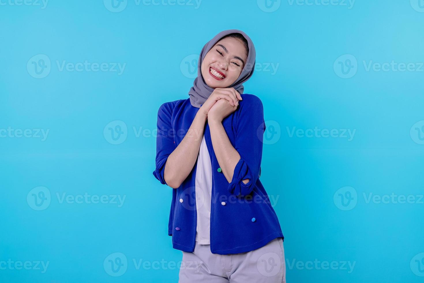ottimista affascinante giovane donna attraente con un simpatico sorriso gioioso con un bel sorriso bianco su sfondo azzurro foto
