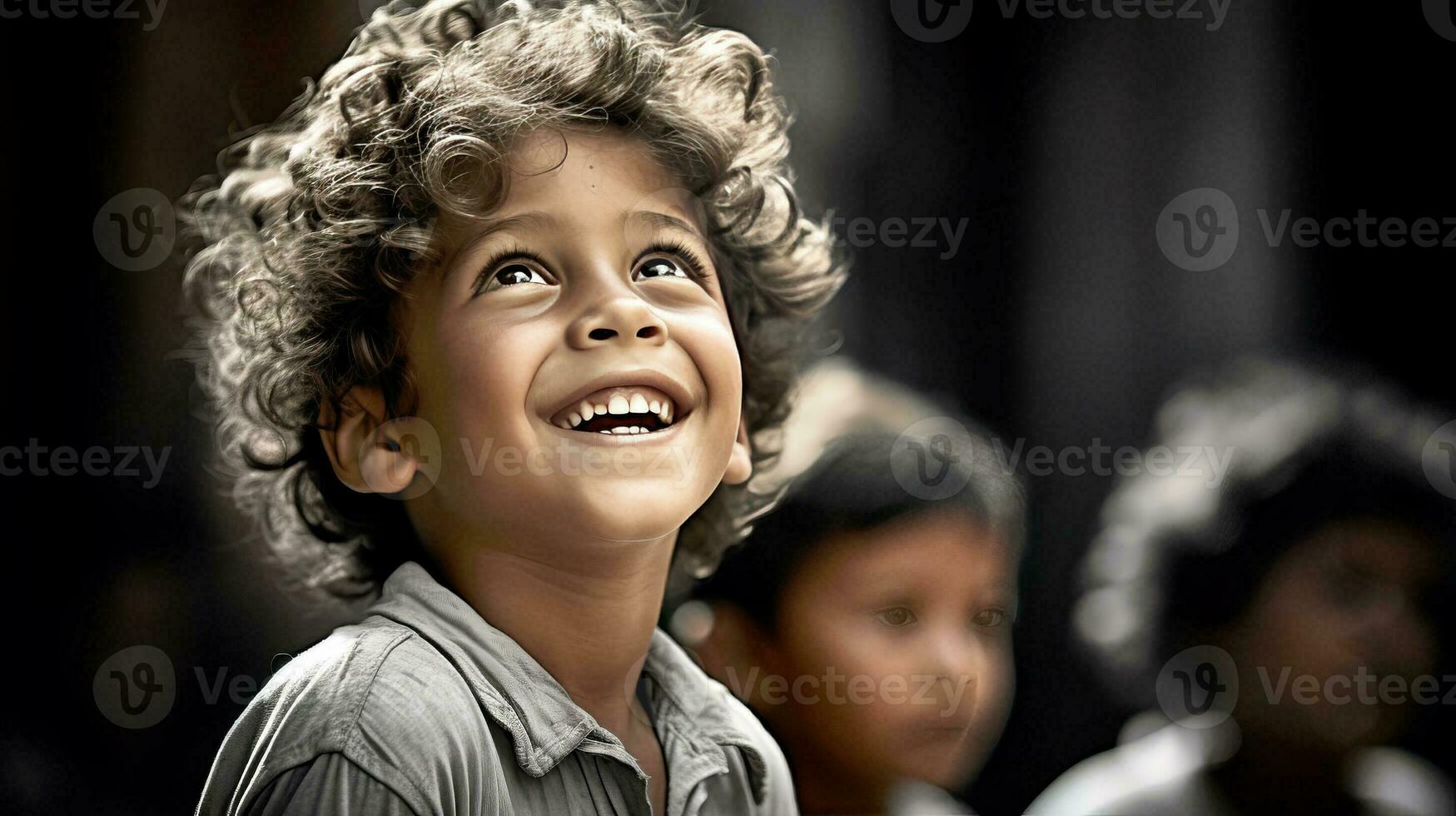 ai generato sorridente giovane ragazzo con Riccio capelli foto