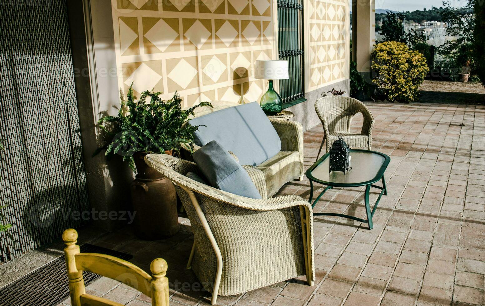 cenare caffè tavolo con sedie su piastrella pavimento esterno. vivente la zona nel campagna Casa o Hotel. foto