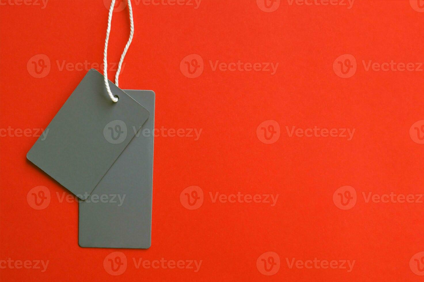 Due vuoto grigio tag su un' arancia sfondo. foto