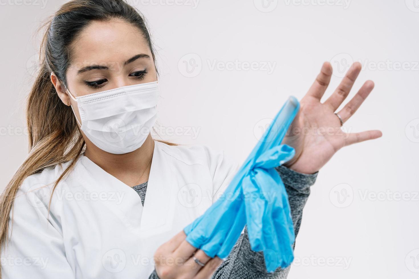 dottore che si toglie i guanti dopo il lavoro in ospedale foto