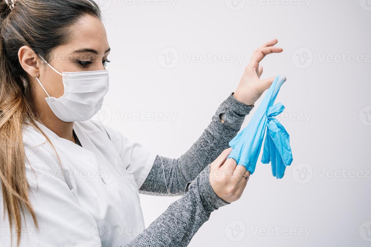 dottore che si toglie i guanti dopo il lavoro in ospedale foto