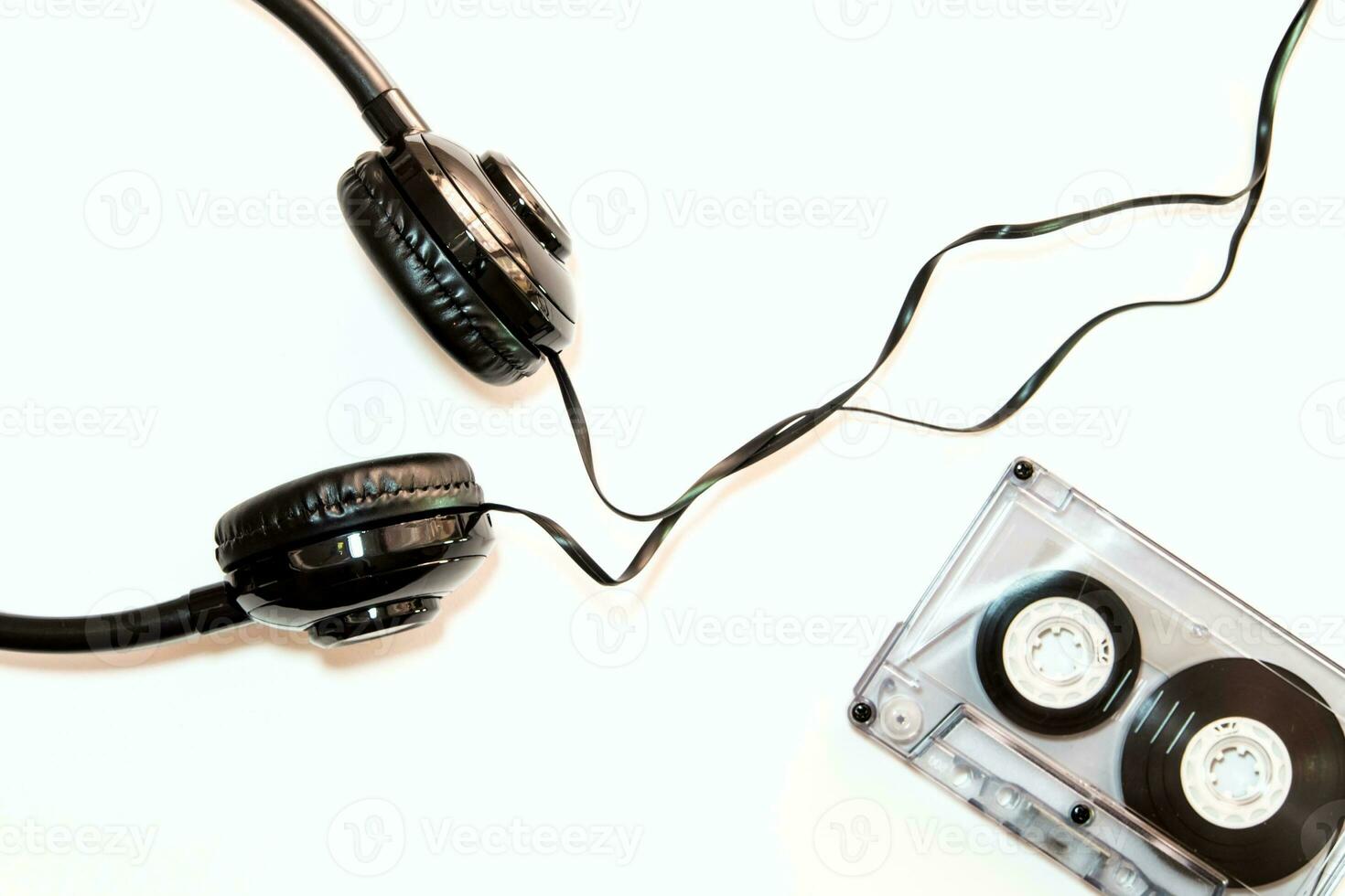 Audio cassetta nastro e cuffia, isolato foto