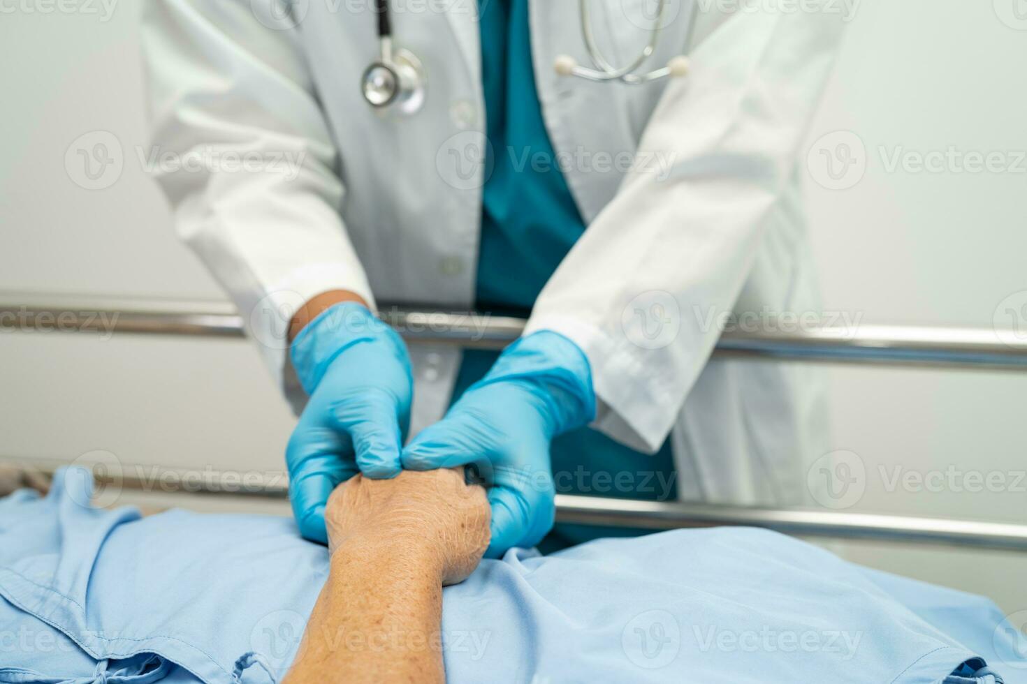 medico utilizzando stetoscopio per controllo il paziente menzogna giù su un' letto nel il Ospedale, salutare forte medico concetto. foto