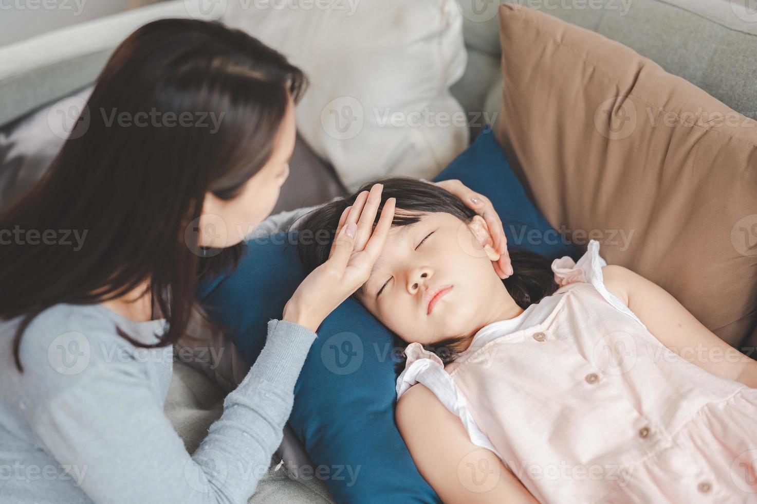 ragazza asiatica malata che dorme foto