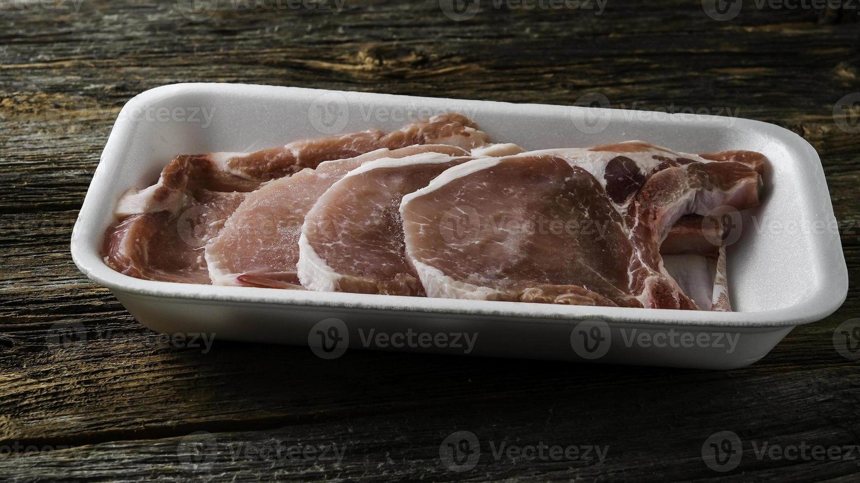 carne di maiale dentro polistirolo provare in legno rustico foto