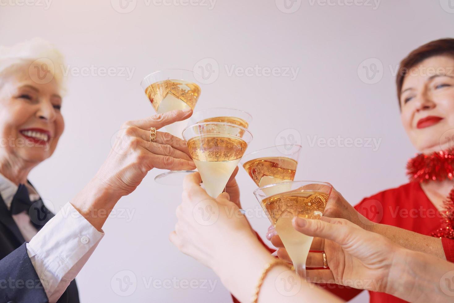 capodanno che celebra le mani con bicchieri di spumante bianco. natale, famiglia, amici, festeggiare, concetto di capodanno foto
