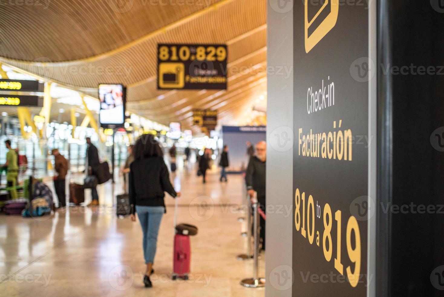 aeroporto all'interno del terminal e banco check-in foto