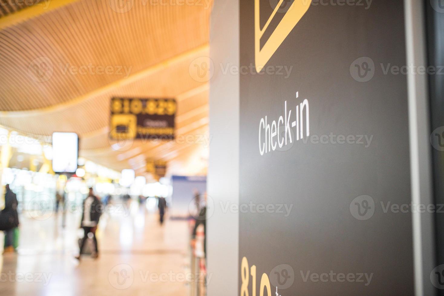 aeroporto all'interno del terminal e banco check-in foto