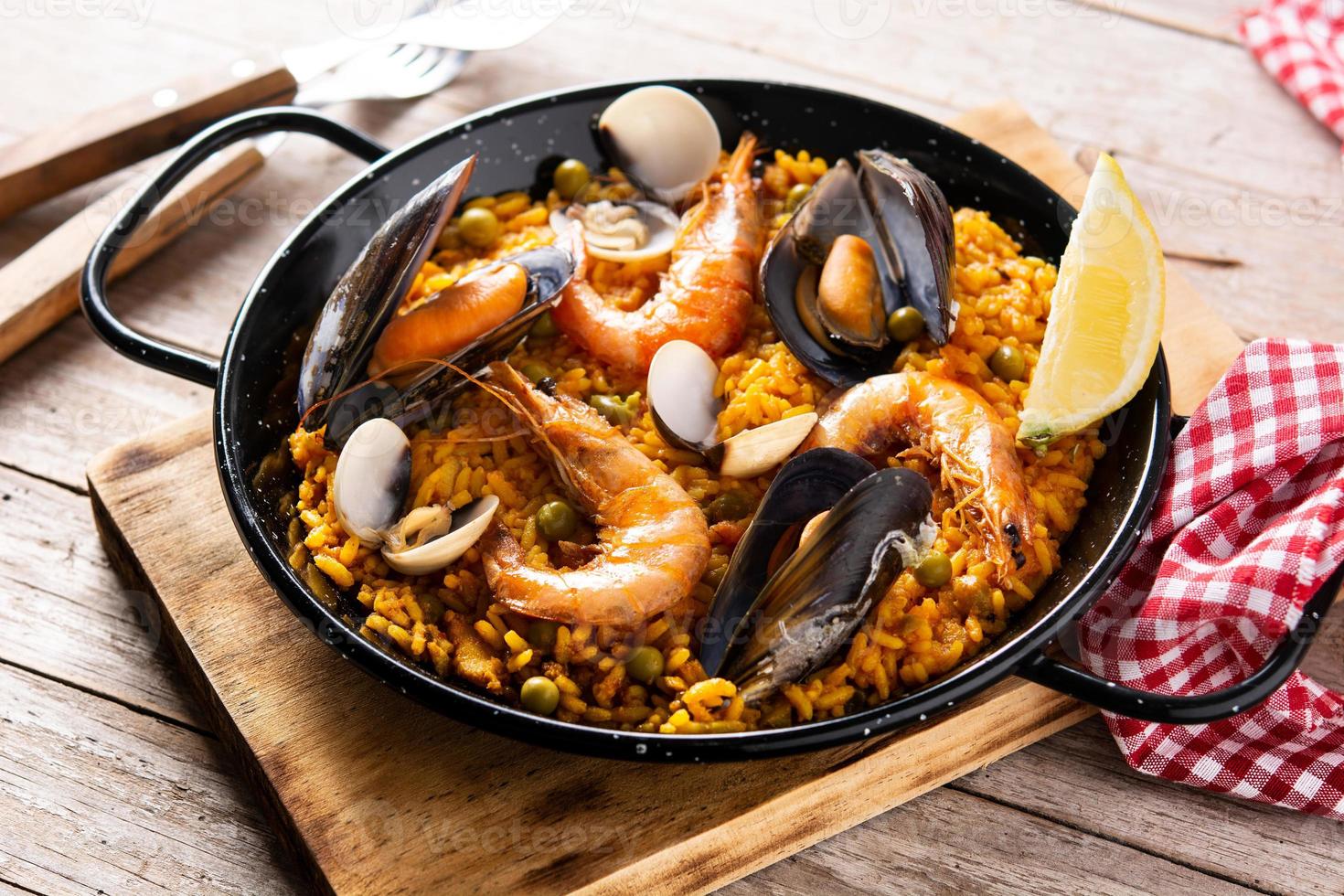 paella di pesce tradizionale spagnola foto