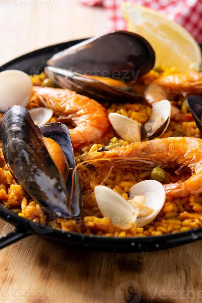 paella di pesce tradizionale spagnola foto