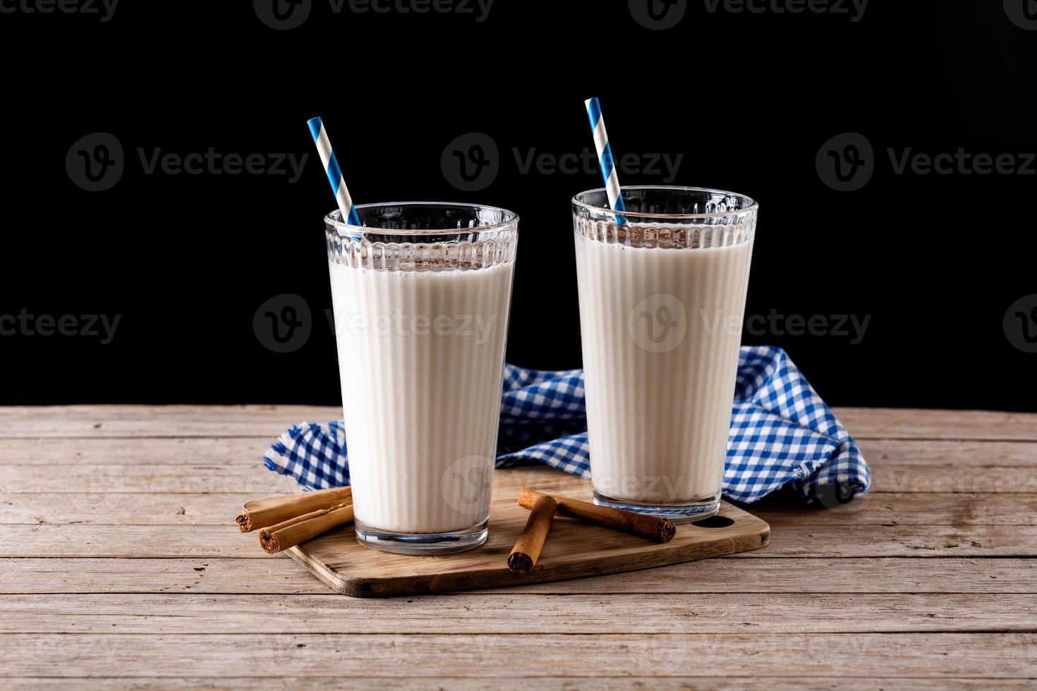 horchata fresca con cannella in bicchiere foto