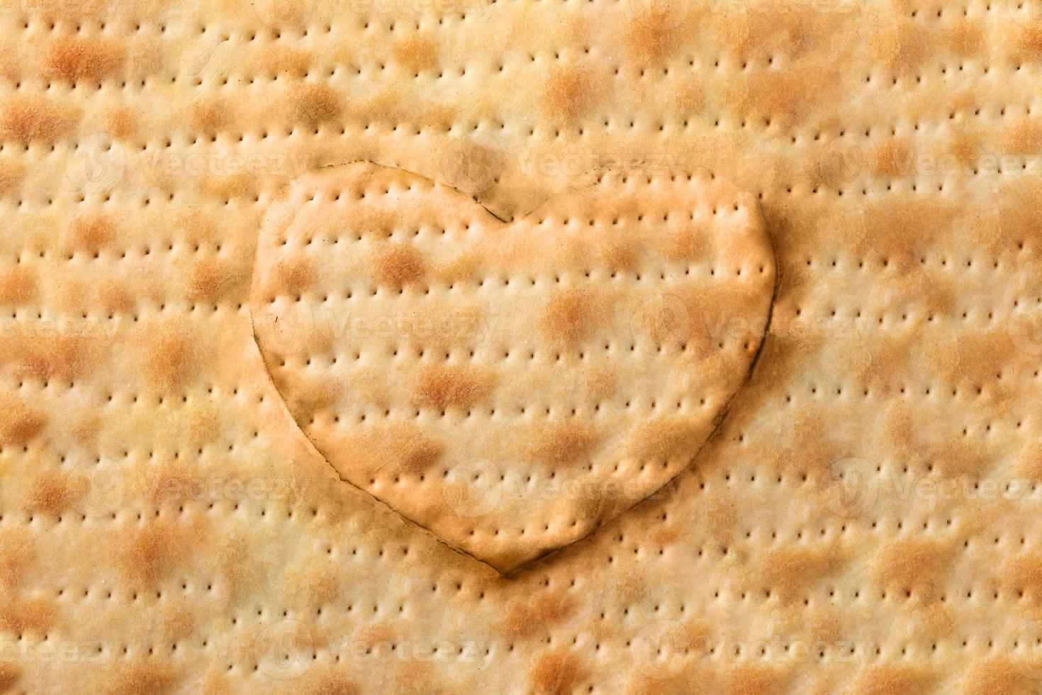 sfondo di pane matza a forma di cuore foto