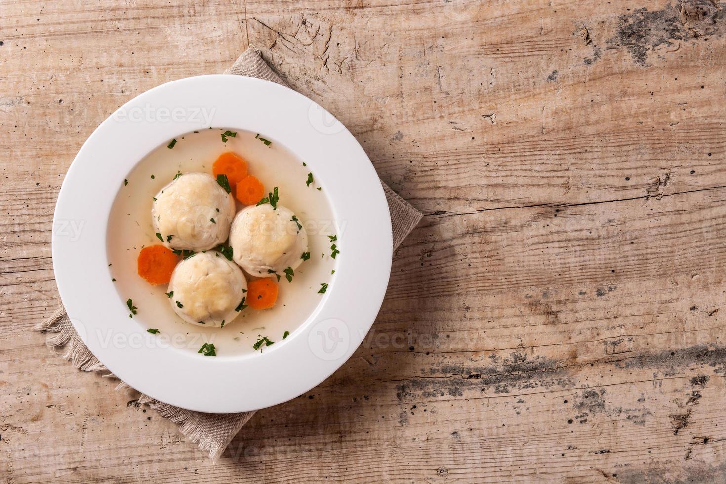 zuppa tradizionale ebraica di palline di matzah foto