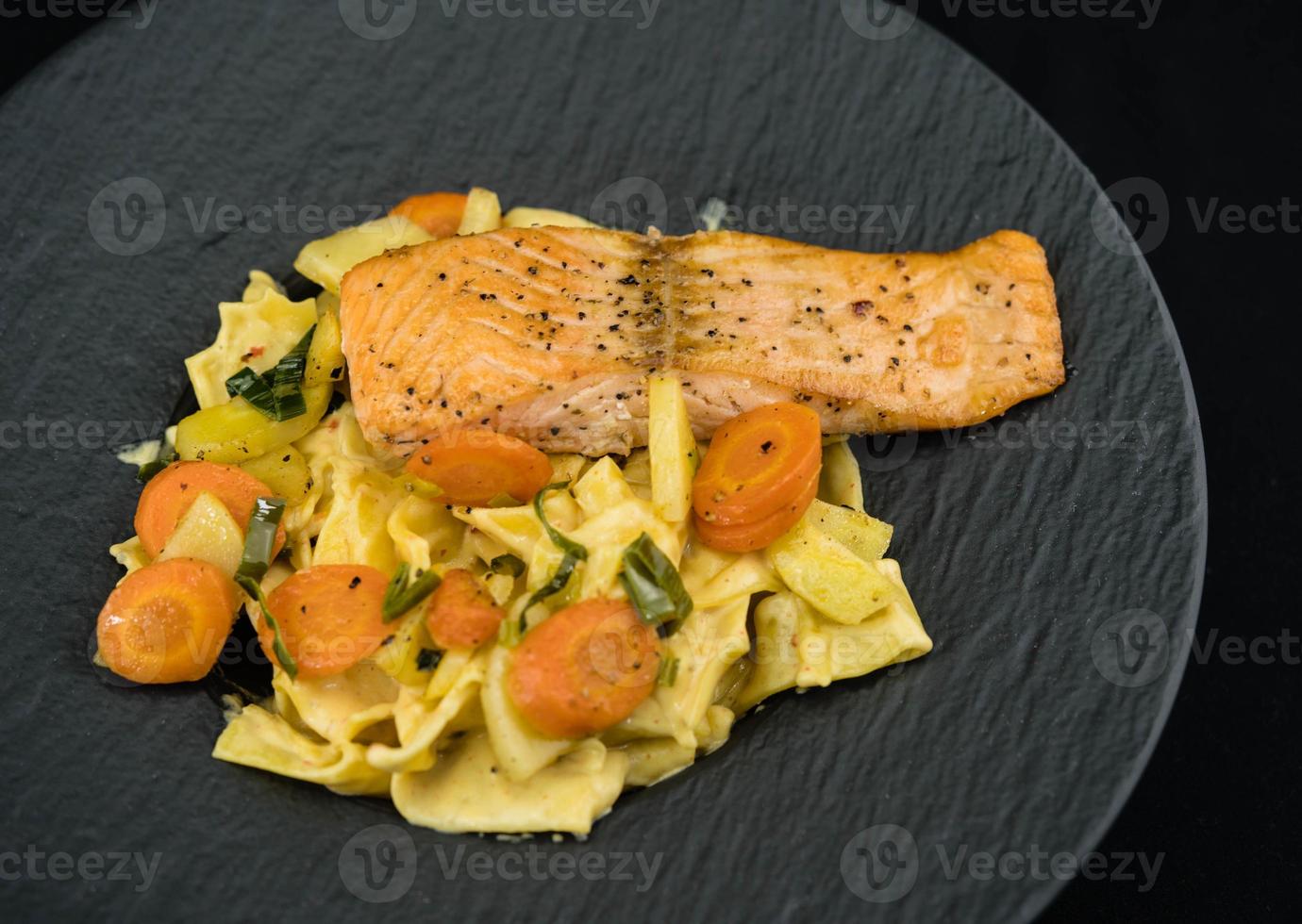 pappelle all'italiana con trancio di salmone foto