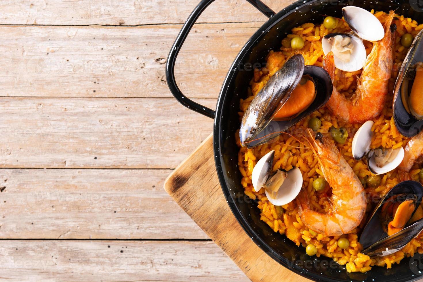 paella di pesce tradizionale spagnola foto