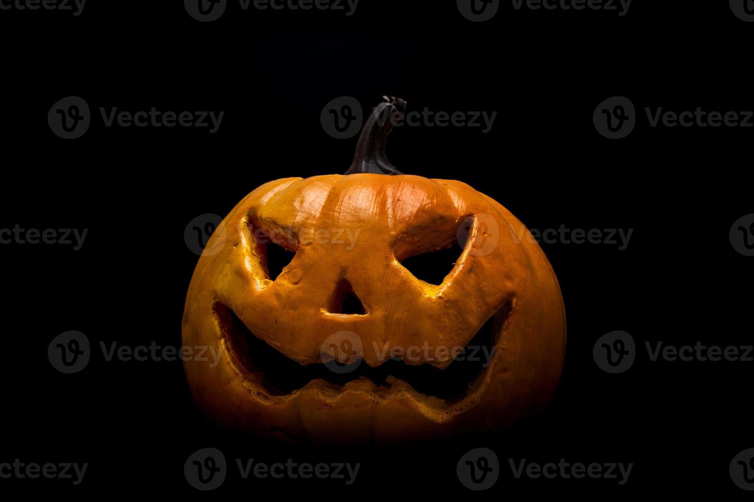 zucca di halloween su sfondo nero foto