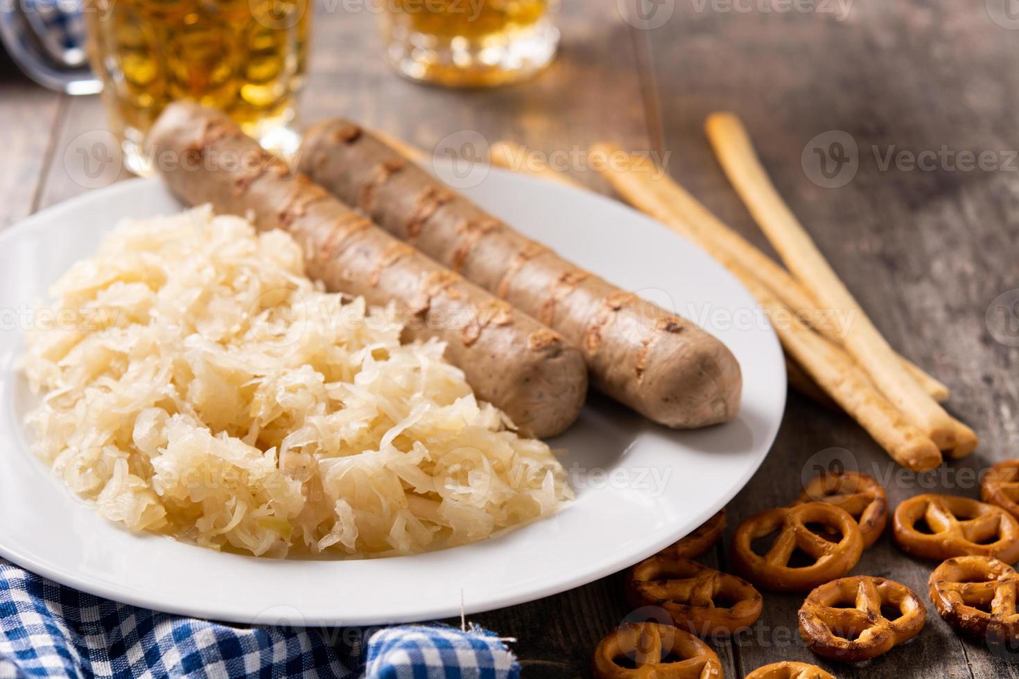 salsiccia bratwurst, crauti, salatini e birra foto