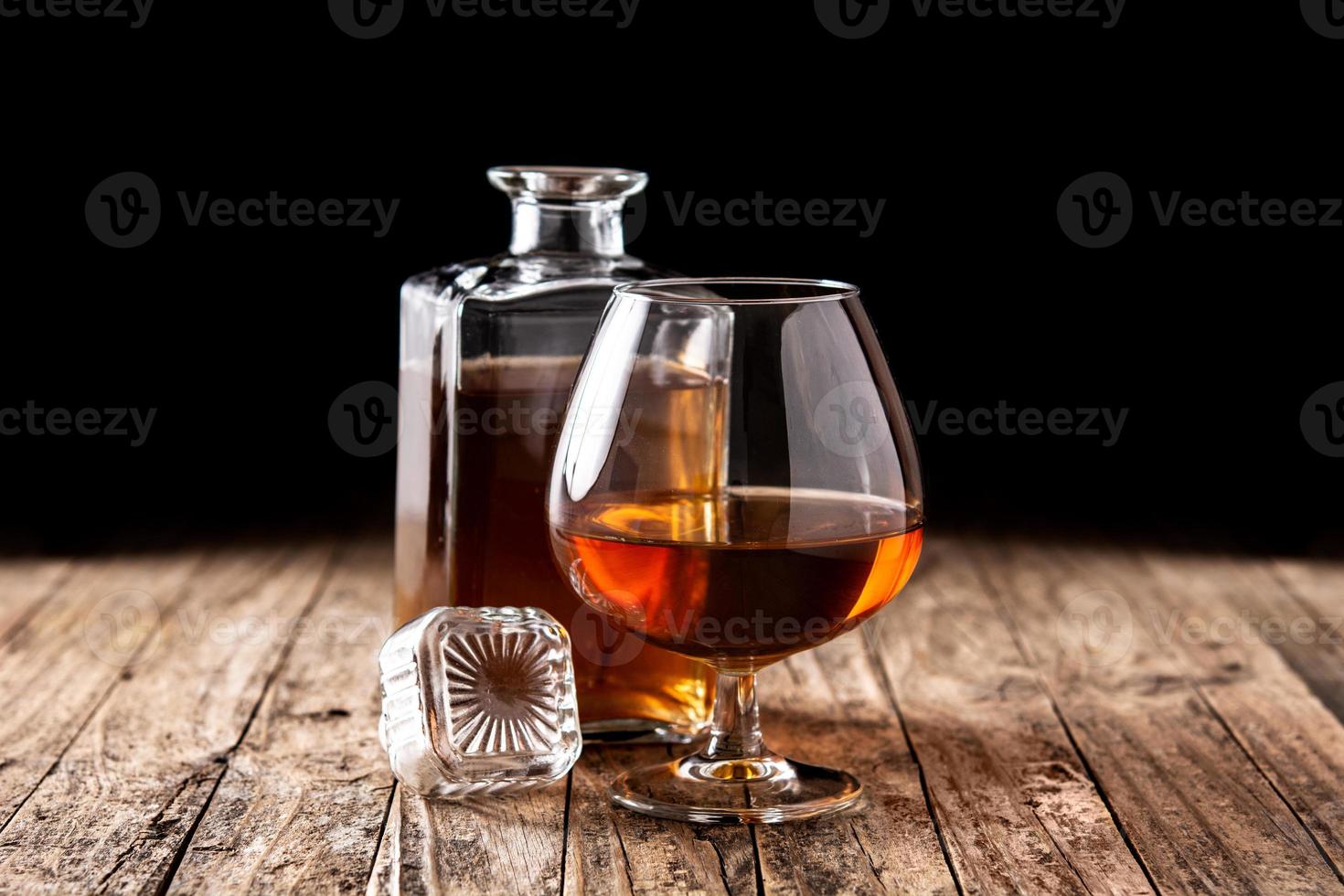 cognac o whisky su rustic foto