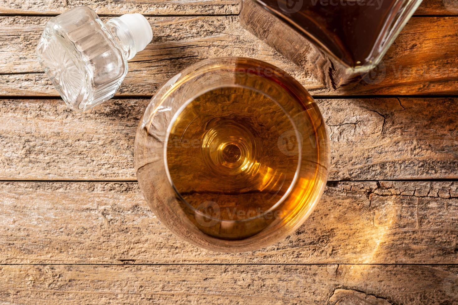 cognac o whisky su rustic foto