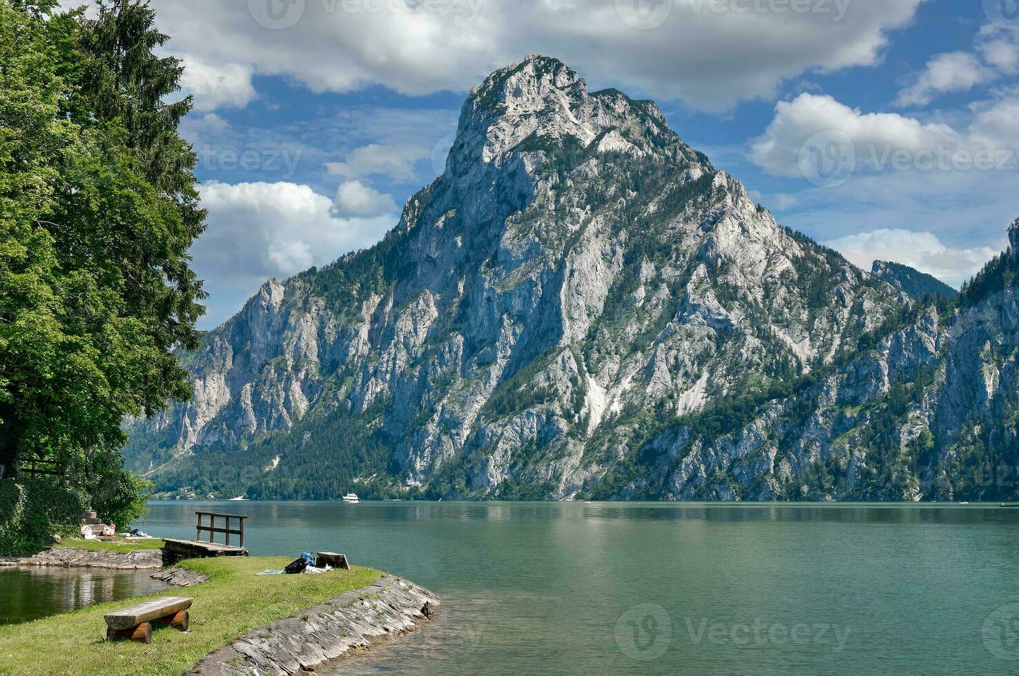 idilliaco posto a sponde del lago di traunkirchen a lago traunsee,superiore Austria foto