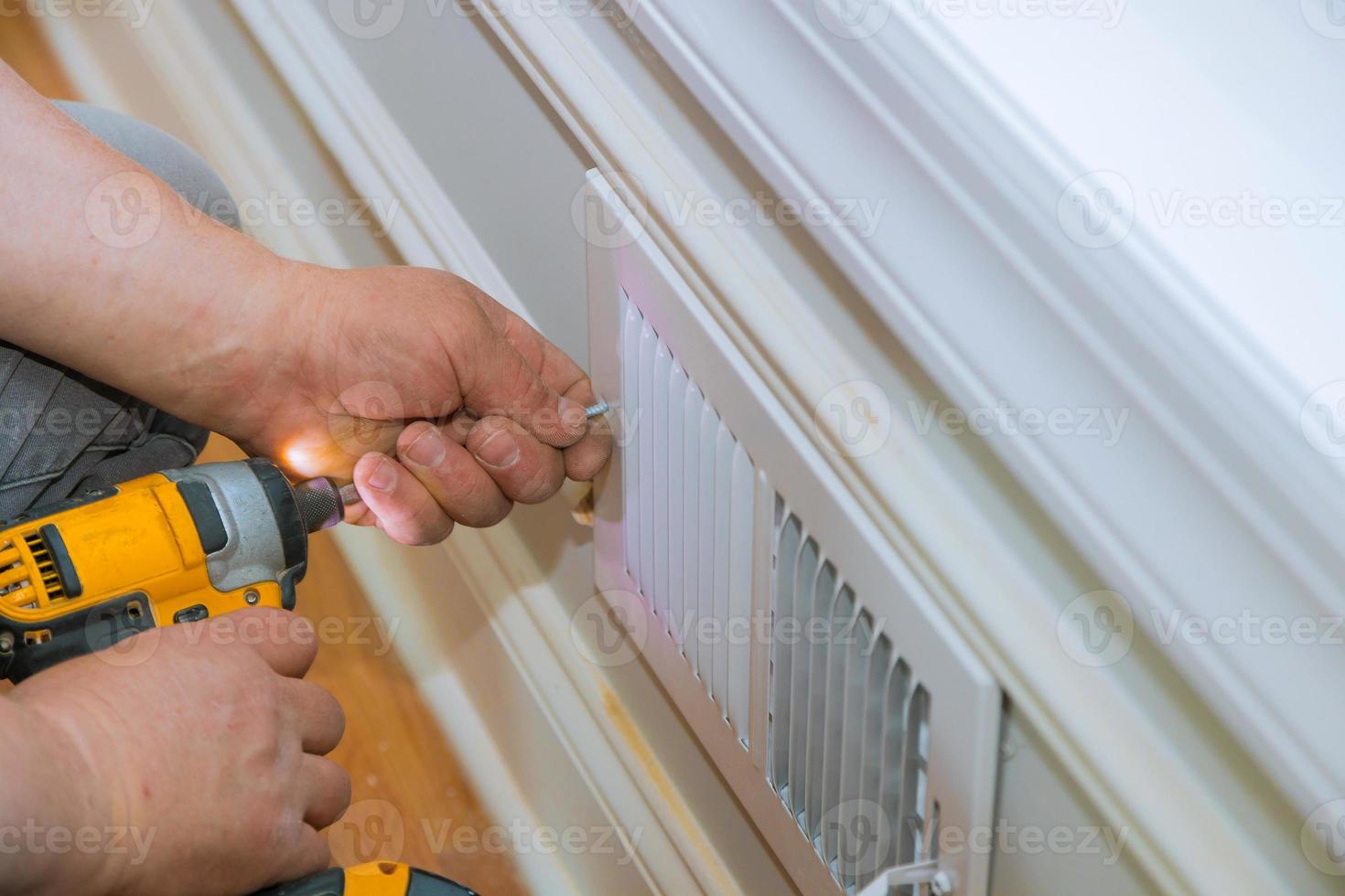 riparazione di manutenzione, l'uomo sta realizzando la copertura dello sfiato a parete foto