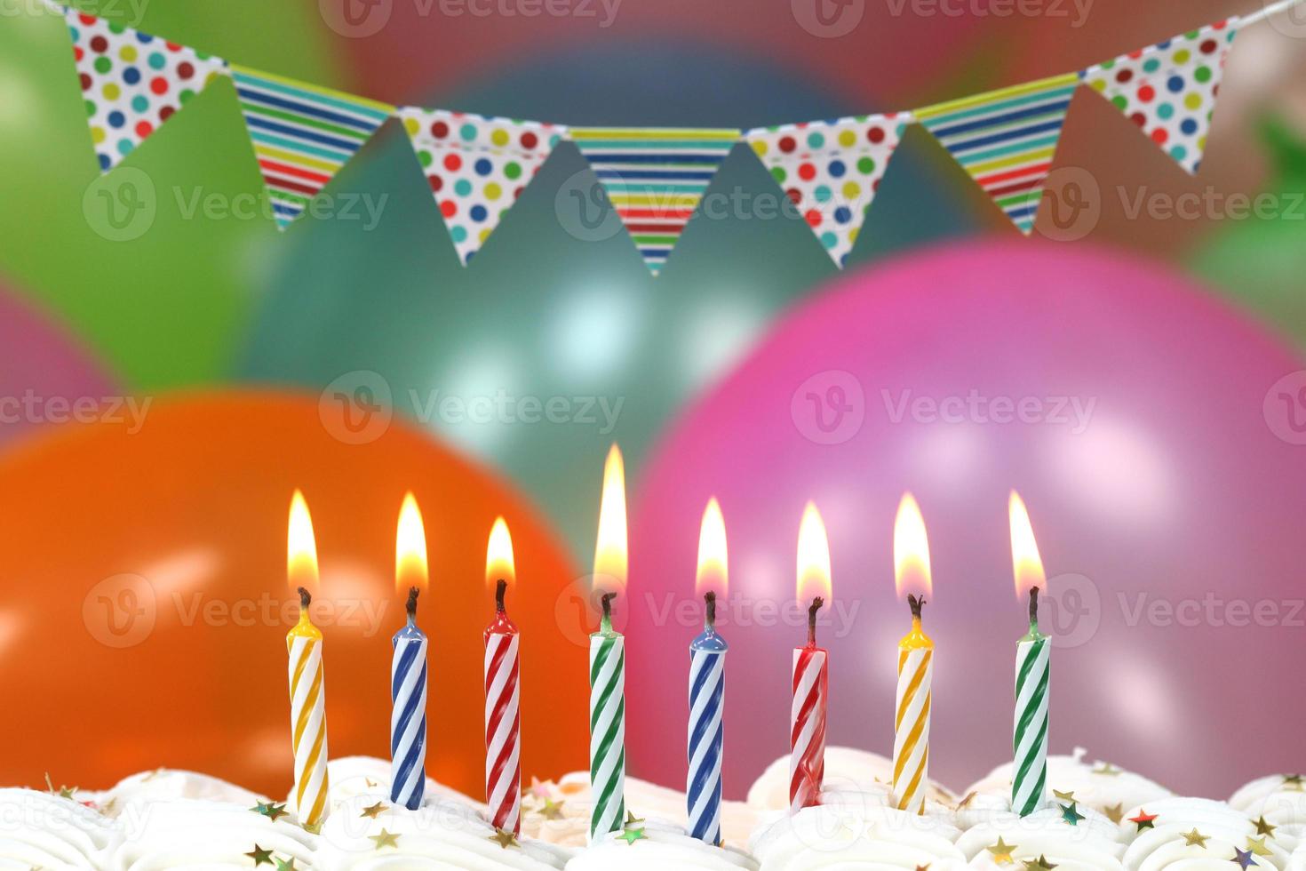 festa con palloncini candele e torta foto