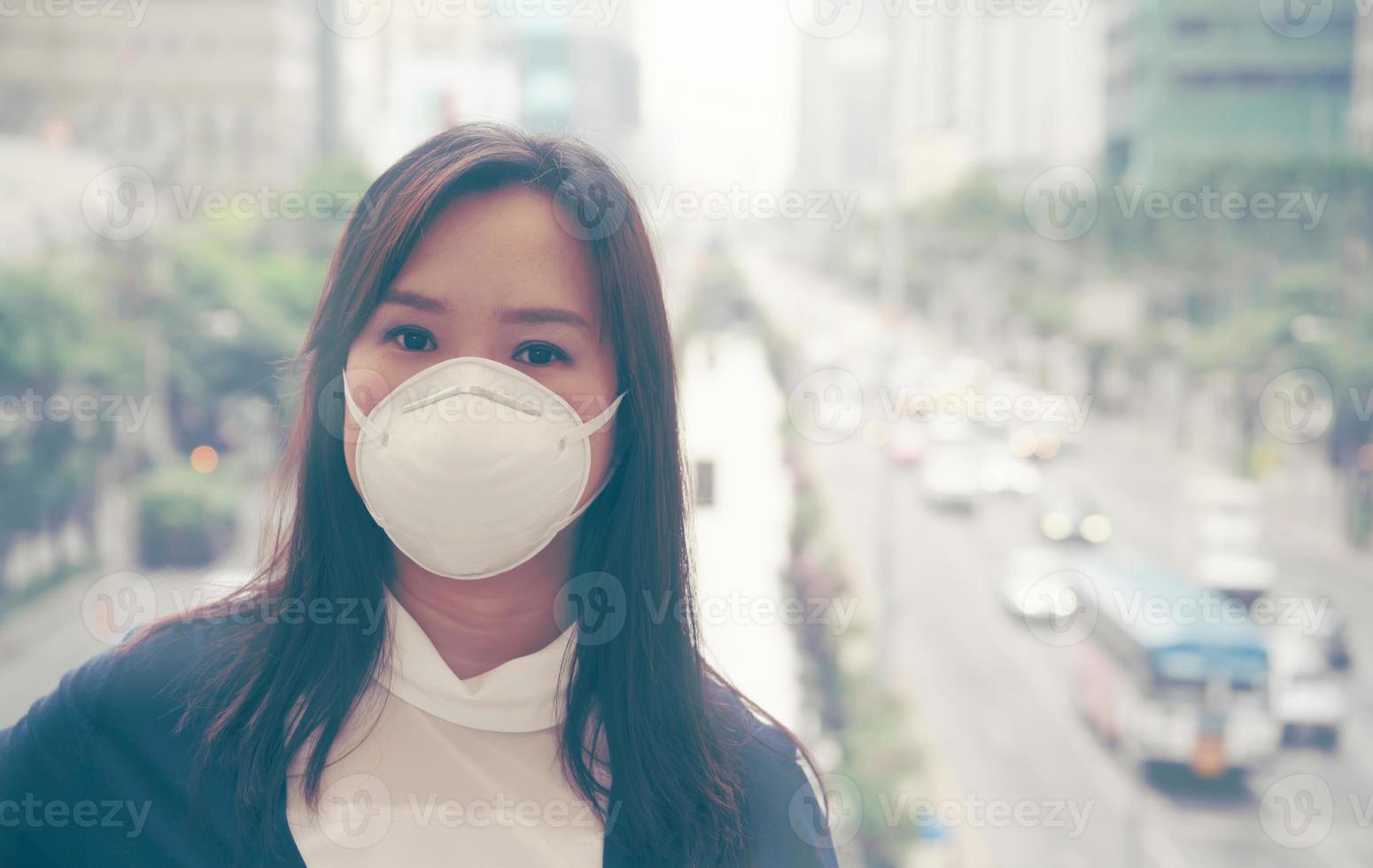 donna che indossa una maschera protettiva nella strada della città foto