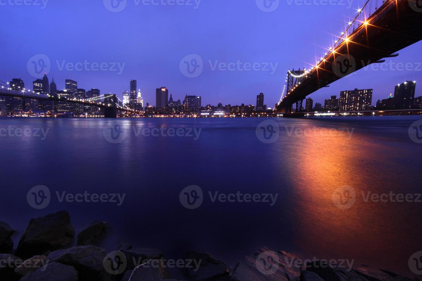 ponte di brooklyn e skyline di manhattan di notte nyc foto