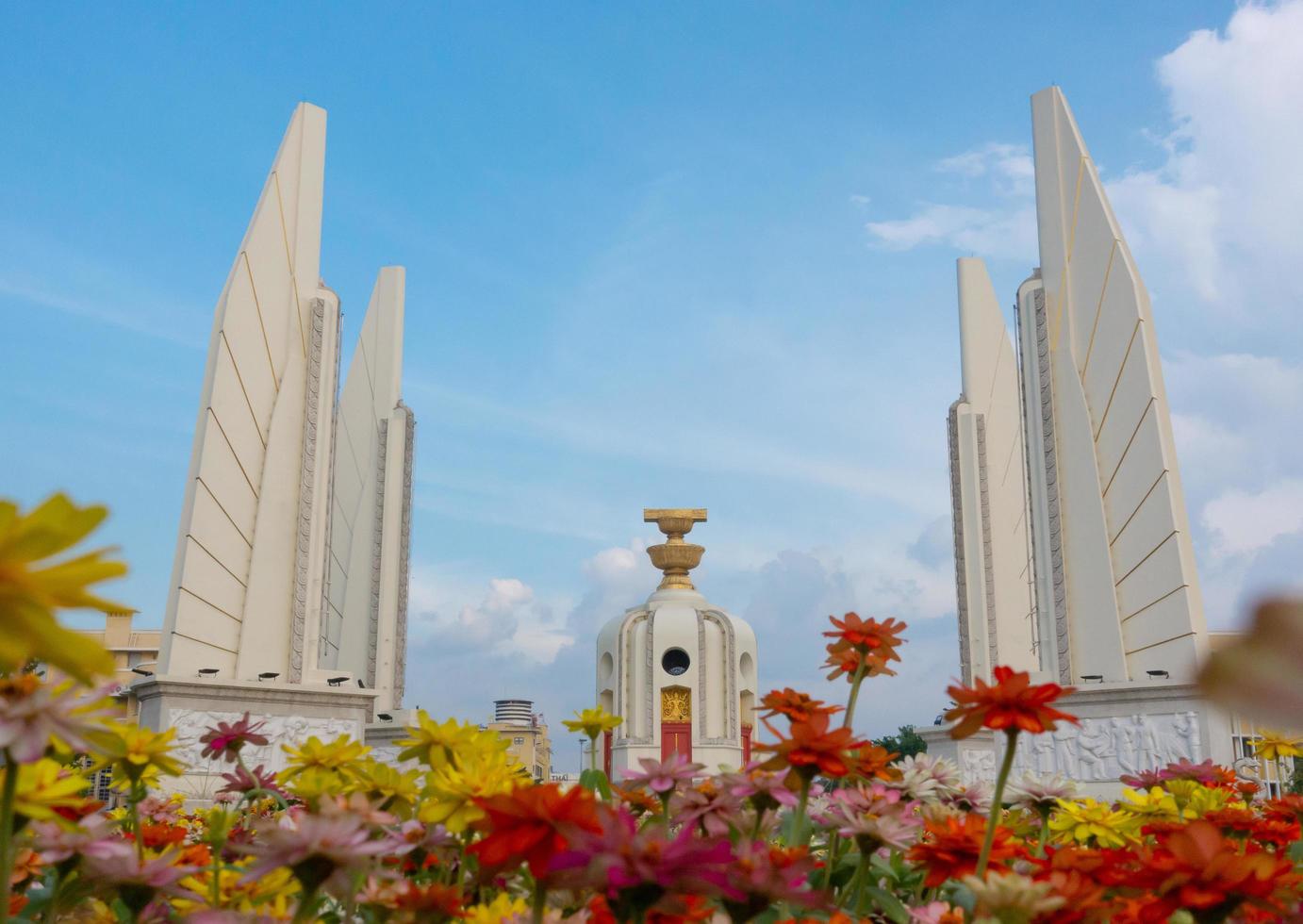 bangkok thailandia- monumento alla democrazia con cielo blu a bangkok foto