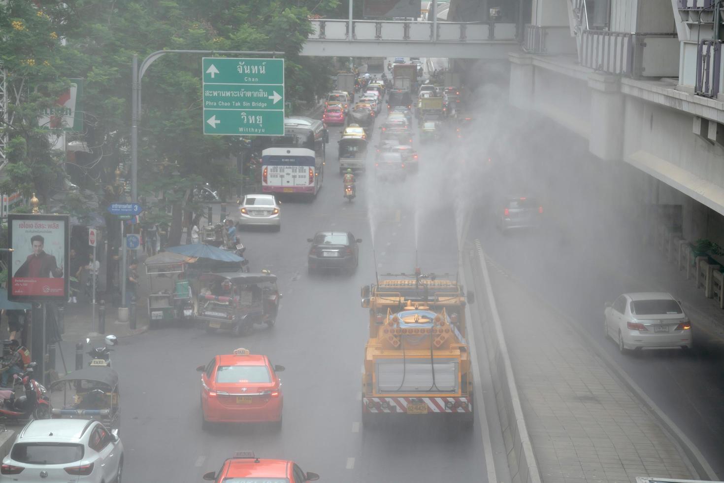 bangkok, thailandia: il camion degli spruzzi d'acqua per il trattamento dell'inquinamento atmosferico foto