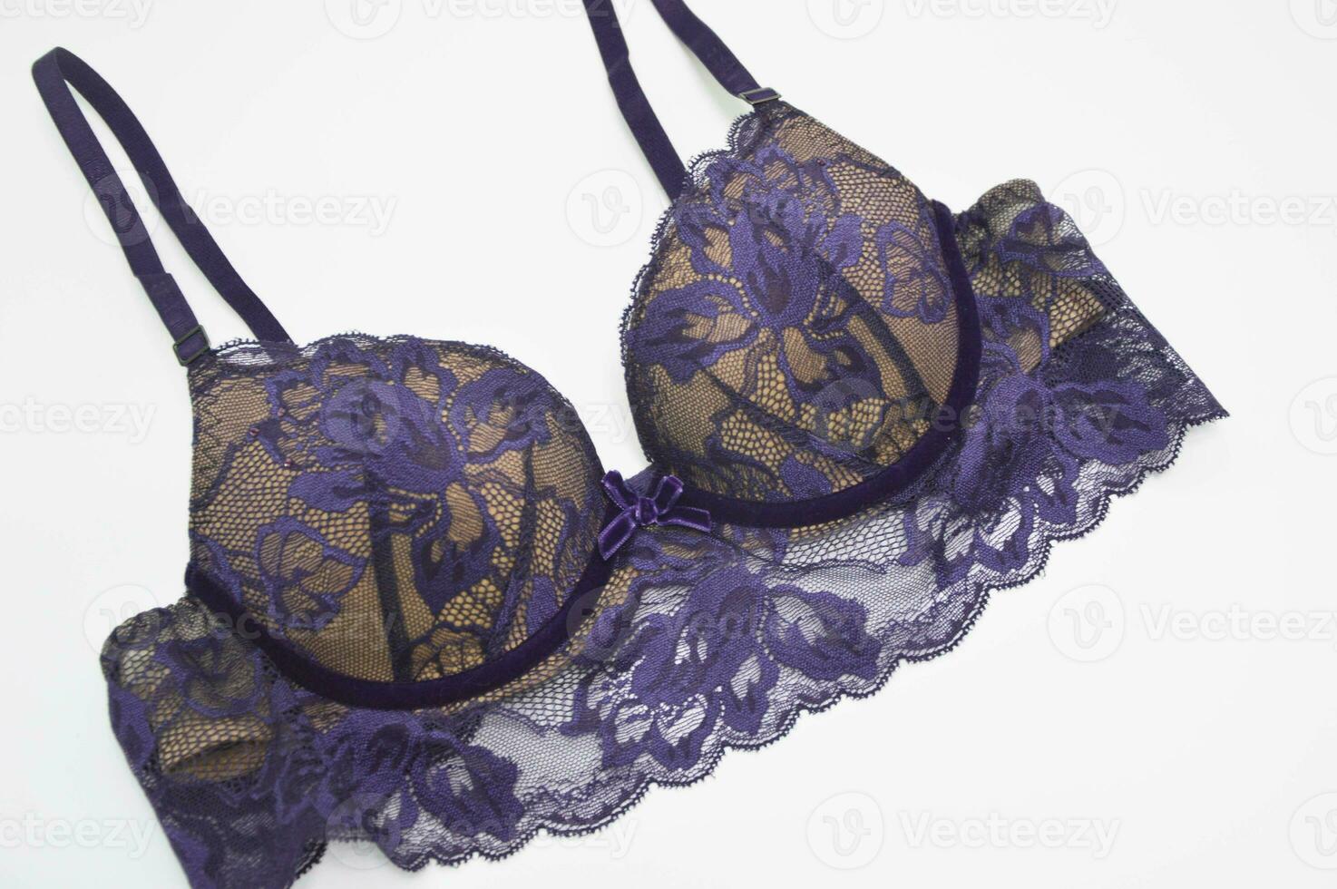 biancheria intima. bellissimo sexy pizzo viola lilla reggiseno su un' bianca sfondo. alla moda colorato Da donna biancheria intima. foto